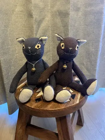 고양이 봉제 인형 (네이비와 빨간색)