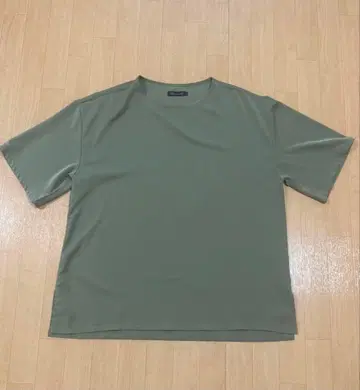 올리브 그린 숏 슬리브 T셔츠