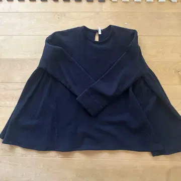 ARTS&SCIENCE 사이드 개더 텐트 라인 블라우스