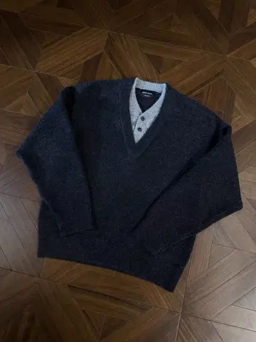 다크 그레이 V넥 스웨터