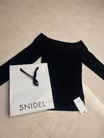 택 포함 새상품/SNIDEL 오프숄더 블랙 상의