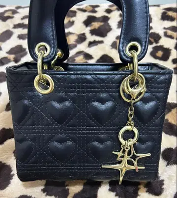 하트 무늬 퀼팅 핸드백