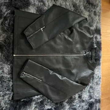 블랙 가죽 자켓 지퍼 포함