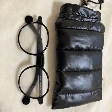라운드형 블랙 프레임 안경 수납 파우치 포함