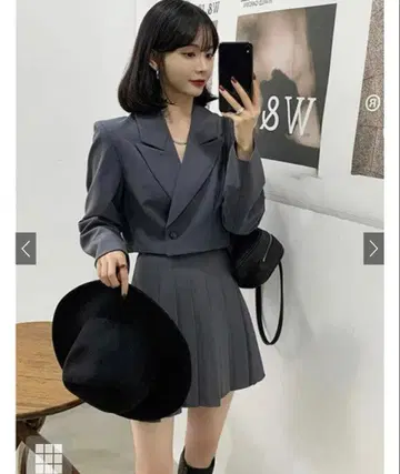 GRL 숏 자켓과 미니 스커트 셋업 그