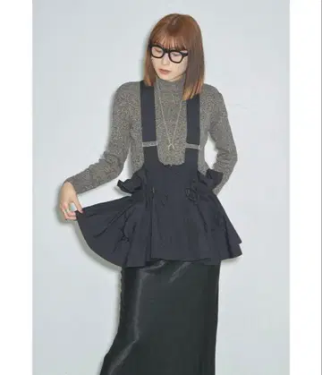 프릴 달린 블랙 뷔스티에