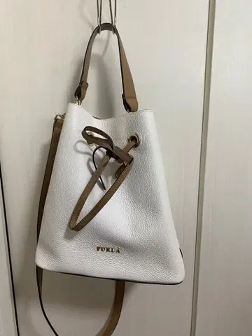 훌라 FURLA 코스탄자