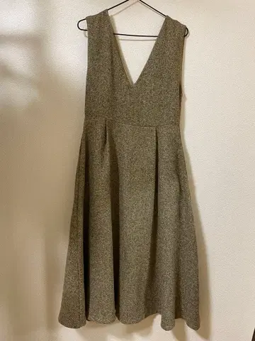 브라운 계열 V넥 슬리브리스 원피스