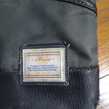 가죽과 나일론 숄더백