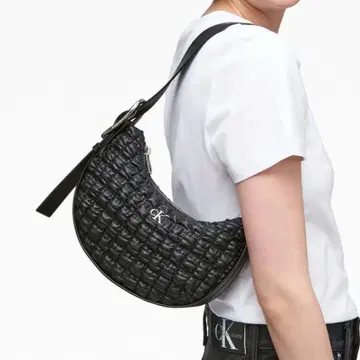 캘빈클라인 크레센트 버클 숄더백