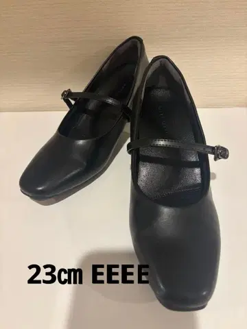 스트랩 포함 블랙 펌프스