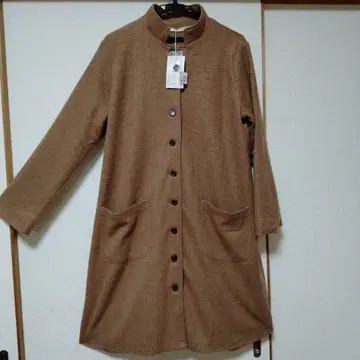 브라운 버튼 달린 롱 코트