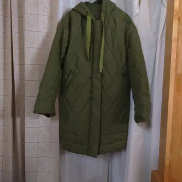 올리브 그린 퀼팅 자켓 후드 부착