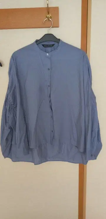 미즈이로 인드 백 개더 블라우스