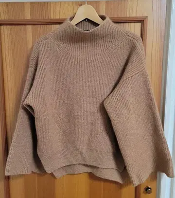 NICO 베이지 터틀넥 니트