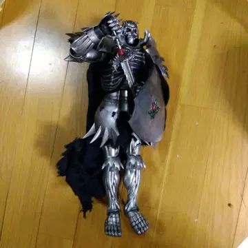 실버 해골 피규어 검과 방패 포함