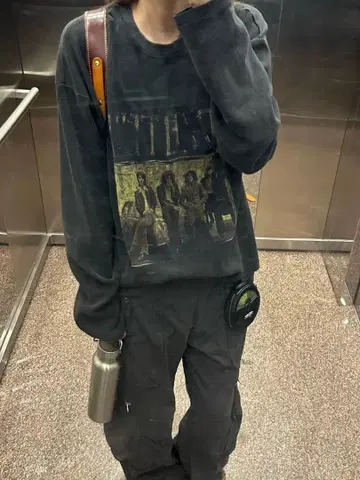 그래픽 프린트 블랙 긴팔 티셔츠