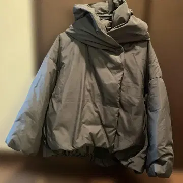 후드 부착 그레이 다운 자켓