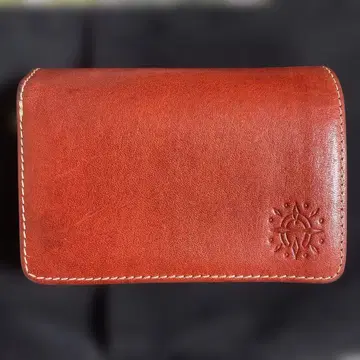 다코타 폰스 브라운 가죽 접이식 지갑 엠보싱 로고