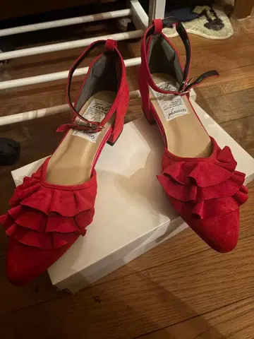 미사용 새상품 빅 사이즈 벨로아 펌프스 빨간색 스트랩 포함 4E 26cm