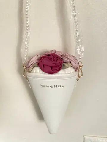 [ 새상품 ] 메종 드 플뢰르 부케 숄더백 화이트