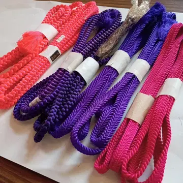 4인조 무용수 2명에게 허리띠 8개 묶음