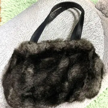 다크 그레이 퍼 핸드백