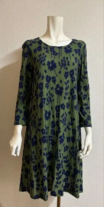 호코모모라, 올리브 그린 네이비 플라워 원피스