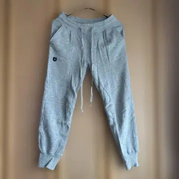 그레이 조거 팬츠 자수 로고 포함