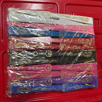 레이스 장식이 달린 다양한 색상의 부채 세트