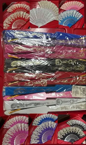 레이스 장식이 달린 다양한 색상의 부채 세트