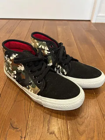 컨버스와 X-LARGE의 콜라보 스니커즈