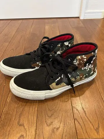 컨버스와 X-LARGE의 콜라보 스니커즈