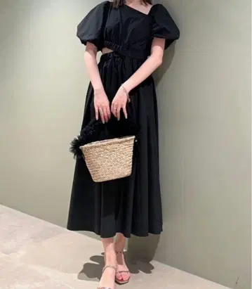 스나이델 사이드 컷 아웃 원피스