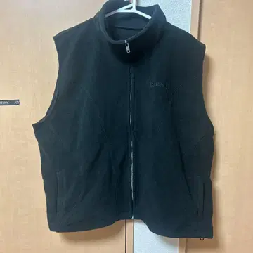 블레스유 블랙 플리스 베스트