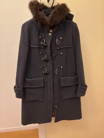 다크 그레이 퍼 달린 더플 코트 질스튜어트