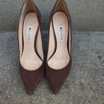 DIANA 브라운 스웨이드 하이힐