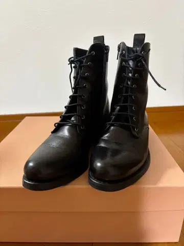 블랙 가죽 레이스업 부츠