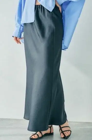 LEPSIM 블랙 새틴 롱 스커트