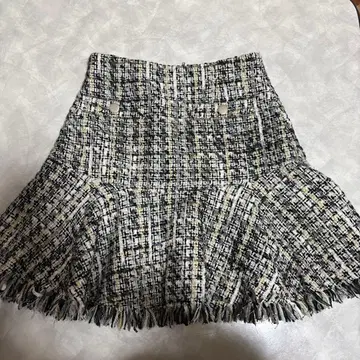 LILYBROWN 블랙과 화이트 트위드 플레어 스커트