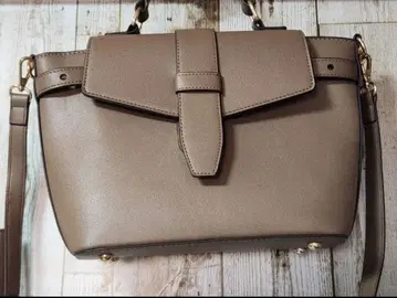 브라운 숄더백 플랩 디자인