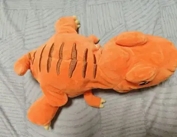 오렌지색 공룡 인형입니다
