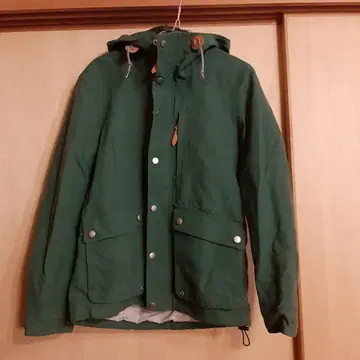 그린 컬러 후드 부착 마운틴 파카