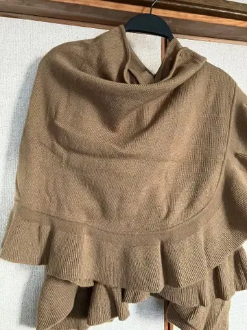 브라운 계열 프릴 디자인 니트 판초