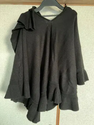 프릴 달린 블랙 니트 판초