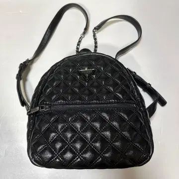 GUESS 퀼팅 미니 백팩 블랙 체인 로고 플레이