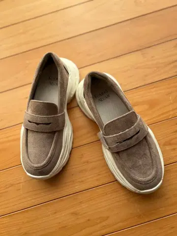 ROUND ABOUT 발수 볼륨 밑창 로퍼 (오크) 2025 신상