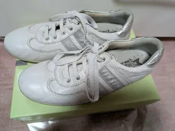 메피스토 화이트 가죽 심플 스니커즈