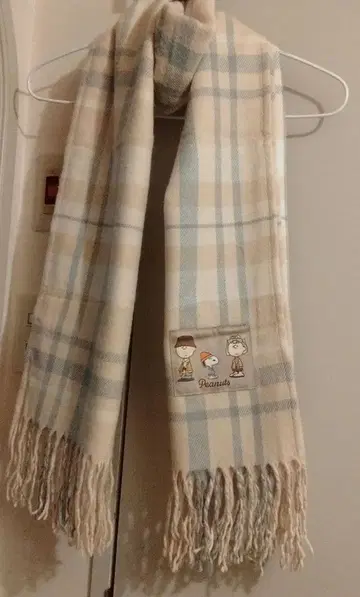 피넛 체크 무늬 머플러 스누피