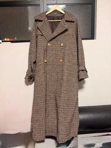 브라운 계열 체크 더블 브레스트 롱 코트